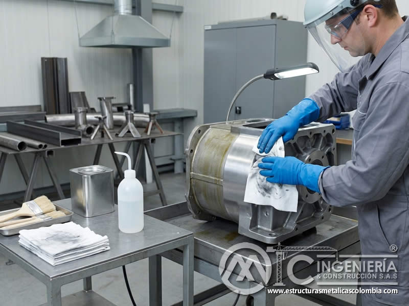 Eliminación de grasa y aceite en superficie metálica antes de pintar en Bogotá, Colombia. Montajes, Ingeniería y Construcción. MIC SAS.