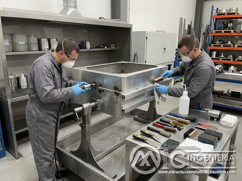 Herramientas de desengrase mecánico antes de pintura industrial en Bogotá, Colombia. Montajes, Ingeniería y Construcción. MIC SAS.