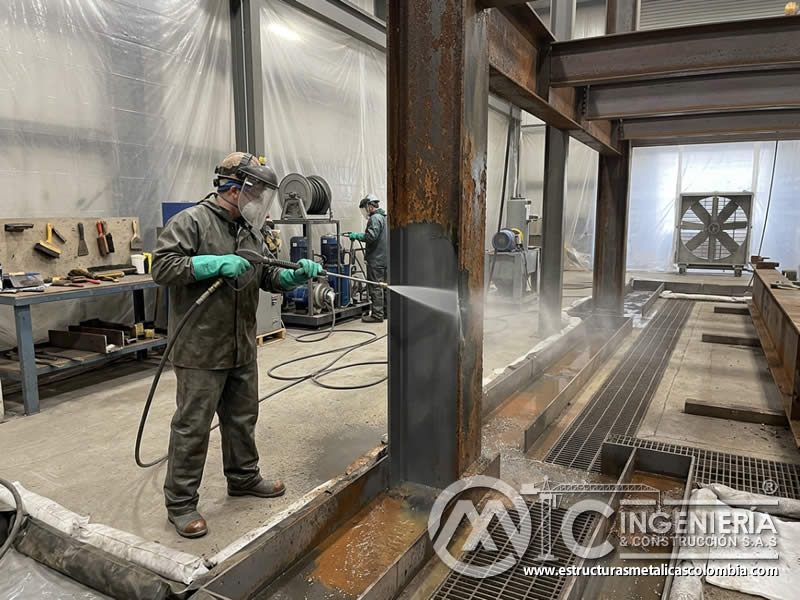 Waterblasting para eliminación de corrosión en estructuras de acero en Bogotá, Colombia. Montajes, Ingeniería y Construcción. MIC SAS.
