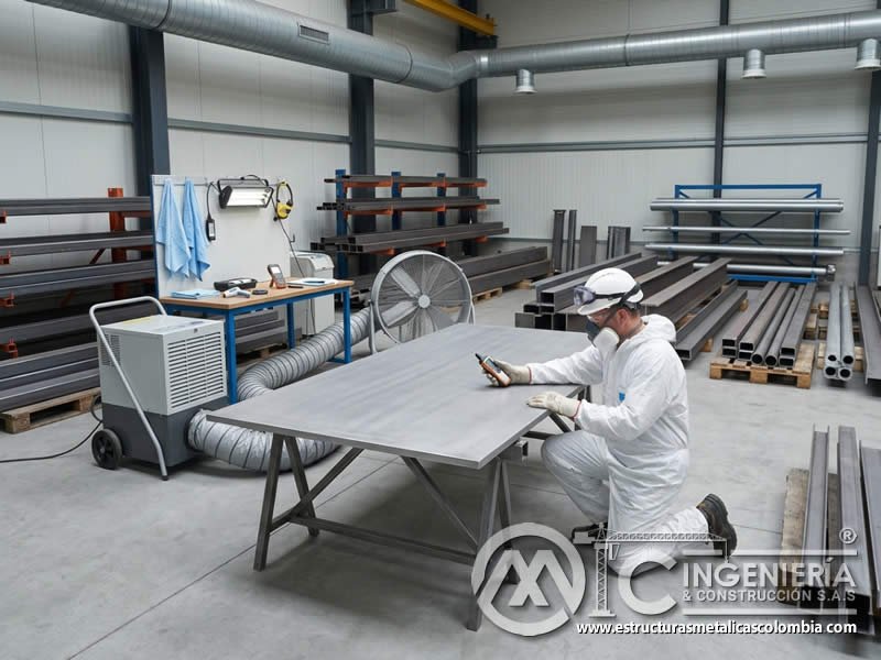 Mitigación de humedad durante preparación de superficies metálicas en Bogotá, Colombia. Montajes, Ingeniería y Construcción. MIC SAS.