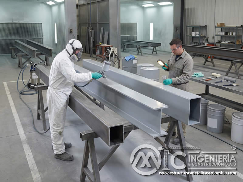 Aplicación de imprimación sobre metal preparado para reforzar protección anticorrosiva en Bogotá, Colombia. Montajes, Ingeniería y Construcción. MIC SAS.