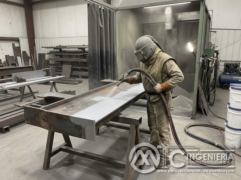 Chorro de arena sandblasting para preparación de superficie metálica en Bogotá, Colombia. Montajes, Ingeniería y Construcción. MIC SAS.