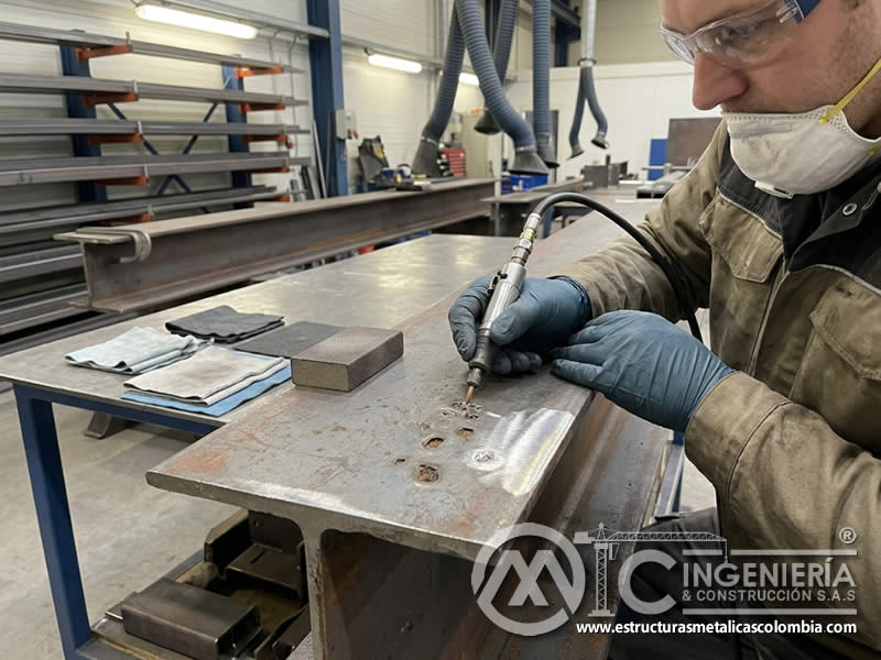 Evaluación de picaduras y corrosión en superficie metálica en Bogotá, Colombia. Montajes, Ingeniería y Construcción. MIC SAS.