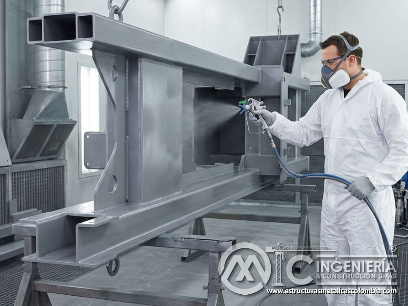 Aplicación de pintura industrial por pulverización airless sobre estructura metálica en Bogotá, Colombia. Montajes, Ingeniería y Construcción. MIC SAS.