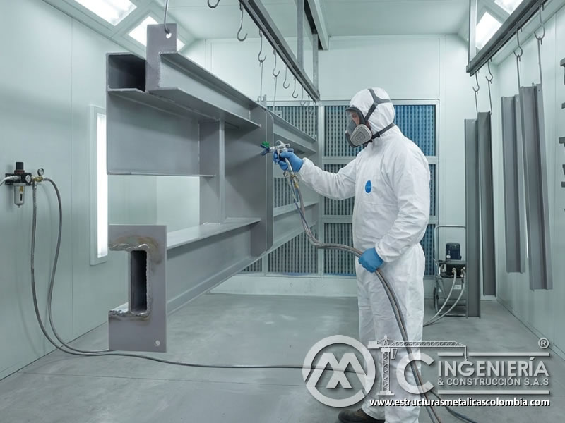 Cabina de pintura por rociado para aplicación industrial controlada en Bogotá, Colombia. Montajes, Ingeniería y Construcción. MIC SAS.