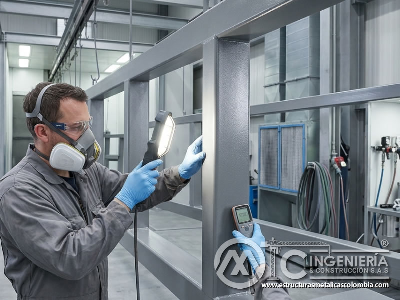 Inspección de capa de pintura industrial aplicada por pulverización en Bogotá, Colombia. Montajes, Ingeniería y Construcción. MIC SAS.
