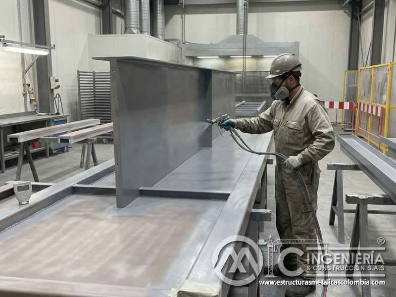 Aplicación uniforme de capa intermedia de pintura industrial en Bogotá, Colombia. Montajes, Ingeniería y Construcción. MIC SAS.