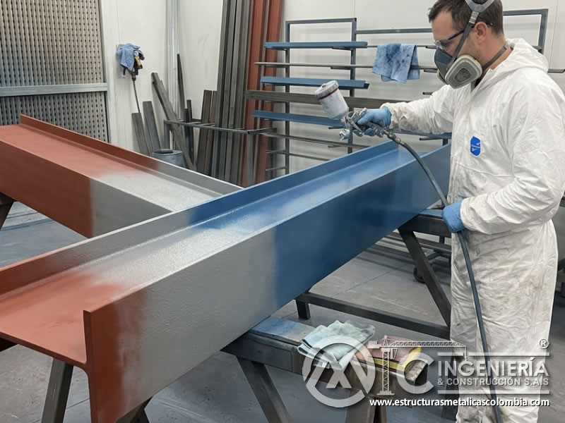 Aplicación de capa de acabado en pintura industrial sobre metal en Bogotá, Colombia. Montajes, Ingeniería y Construcción. MIC SAS.