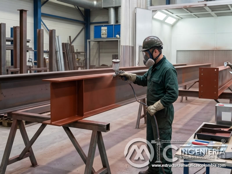 Imprimación anticorrosiva en estructura metálica industrial en Bogotá, Colombia. Montajes, Ingeniería y Construcción. MIC SAS.