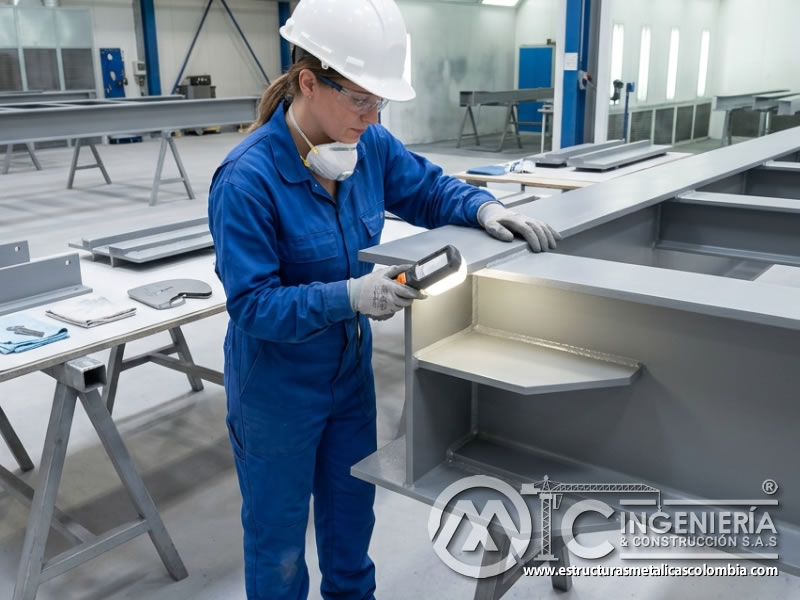 Revisión de bordes y soldaduras con pintura industrial en Bogotá, Colombia. Montajes, Ingeniería y Construcción. MIC SAS.