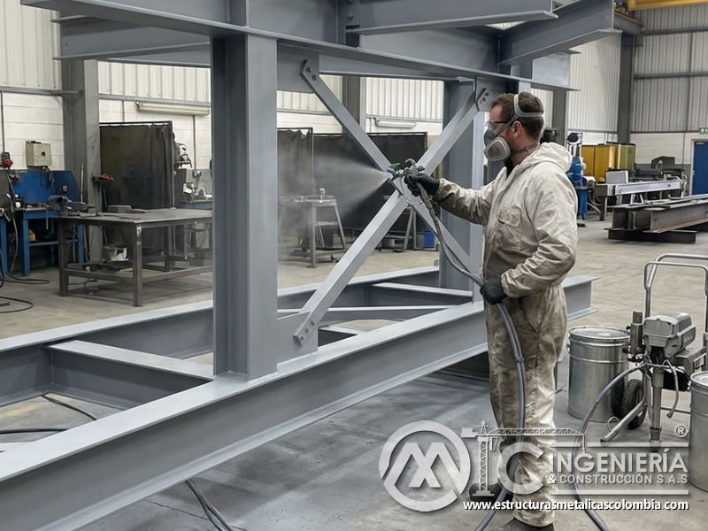 Pulverización airless sobre estructuras metálicas en Bogotá, Colombia. Montajes, Ingeniería y Construcción. MIC SAS.