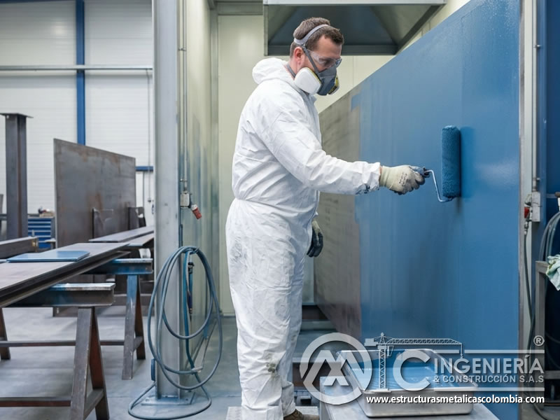 Aplicación con rodillo de pintura industrial en Bogotá, Colombia. Montajes, Ingeniería y Construcción. MIC SAS.