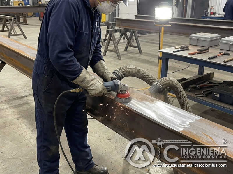 Limpieza mecánica de metal antes de pintura industrial en Bogotá, Colombia. Montajes, Ingeniería y Construcción. MIC SAS.