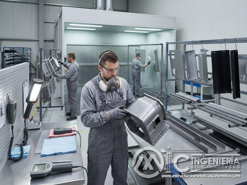 Pintura industrial en sector automotriz para proteger carrocerías, piezas de motor, componentes metálicos y acabados técnicos en Bogotá, Colombia. Montajes, Ingeniería y Construcción. MIC SAS.
