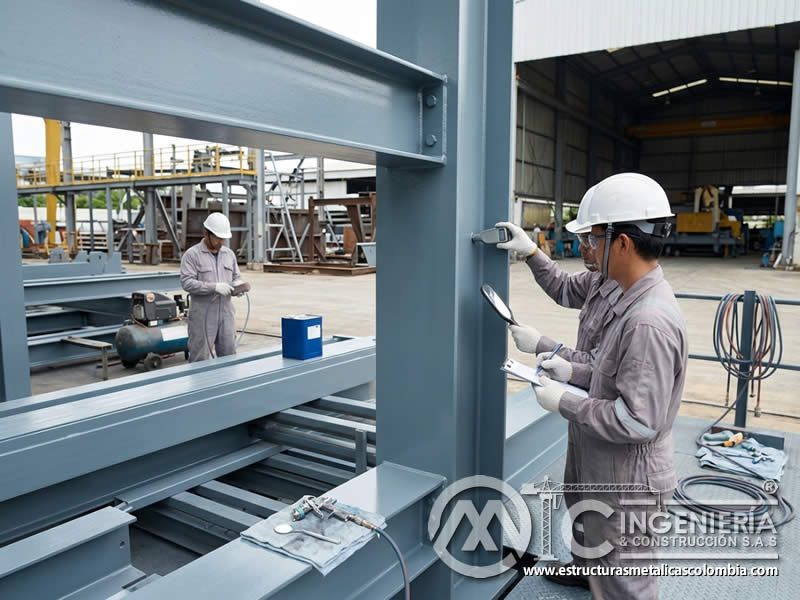 Aplicación de pintura industrial en estructuras metálicas para proteger puentes, edificios y acero expuesto a corrosión en Bogotá, Colombia. Montajes, Ingeniería y Construcción. MIC SAS.