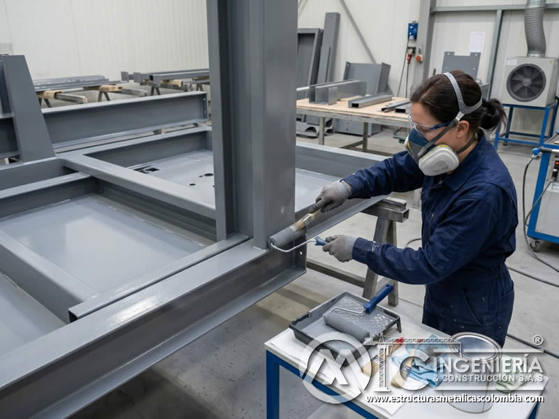 Aplicación de pintura industrial con brocha y rodillo en retoques, bordes, áreas pequeñas y superficies de difícil acceso en Bogotá, Colombia. Montajes, Ingeniería y Construcción. MIC SAS.