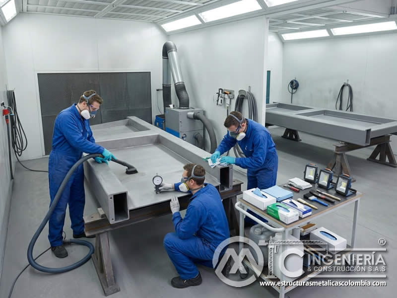 Preparación de superficies según criterios SSPC antes de pintura industrial en Bogotá, Colombia. Montajes, Ingeniería y Construcción. MIC SAS.