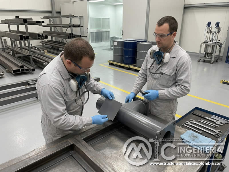 Características de pinturas epóxicas industriales con película dura, excelente adherencia, resistencia a abrasión y agentes químicos en Bogotá, Colombia. Montajes, Ingeniería y Construcción. MIC SAS.