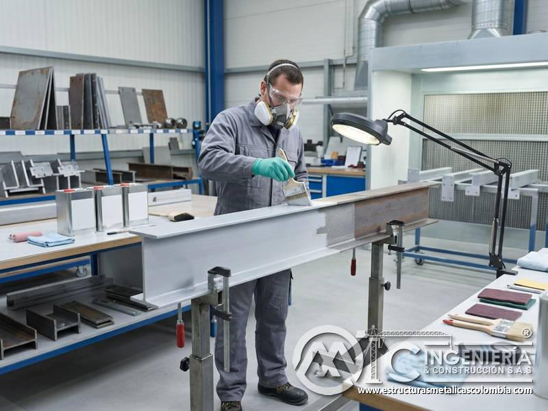 Aplicación correcta de imprimación industrial sobre metal preparado en Bogotá, Colombia. Montajes, Ingeniería y Construcción. MIC SAS.