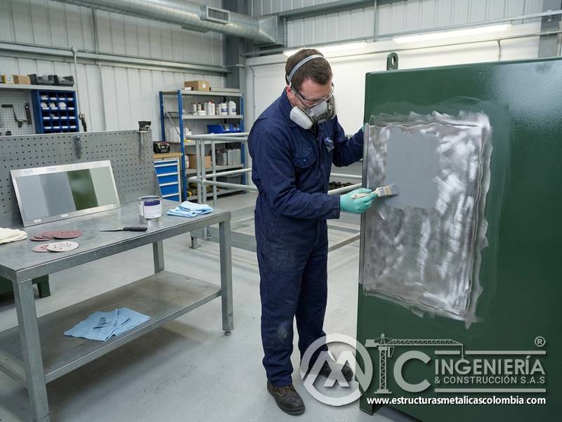 Imprimación anticorrosiva aplicada para recuperar adherencia y protección del metal en Bogotá, Colombia. Montajes, Ingeniería y Construcción. MIC SAS.