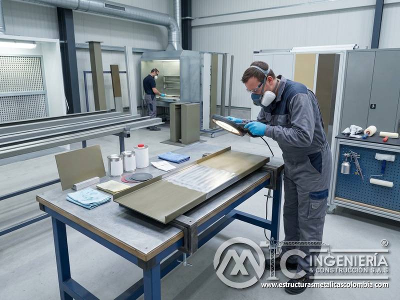 Preparación de superficie para nuevo recubrimiento industrial duradero en Bogotá, Colombia. Montajes, Ingeniería y Construcción. MIC SAS.