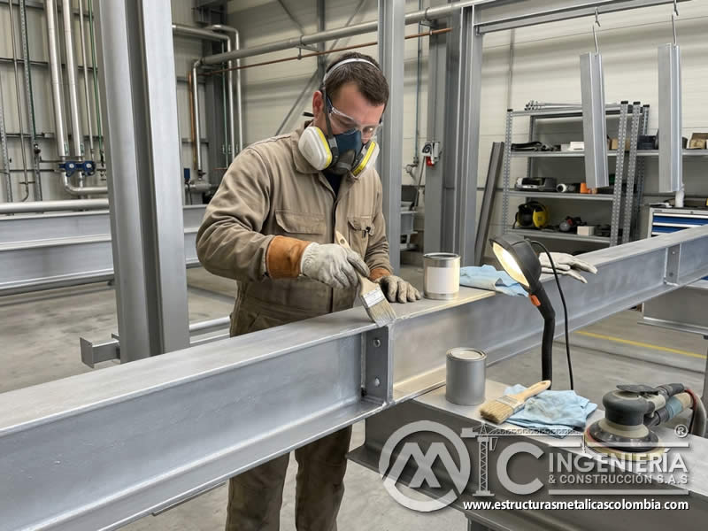 Aplicación de pintura de zinc con brocha y rodillo en Bogotá, Colombia. Montajes, Ingeniería y Construcción. MIC SAS.