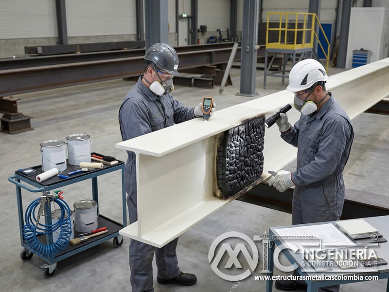 Formación de capa intumescente sobre acero protegido en Bogotá, Colombia. Montajes, Ingeniería y Construcción. MIC SAS.