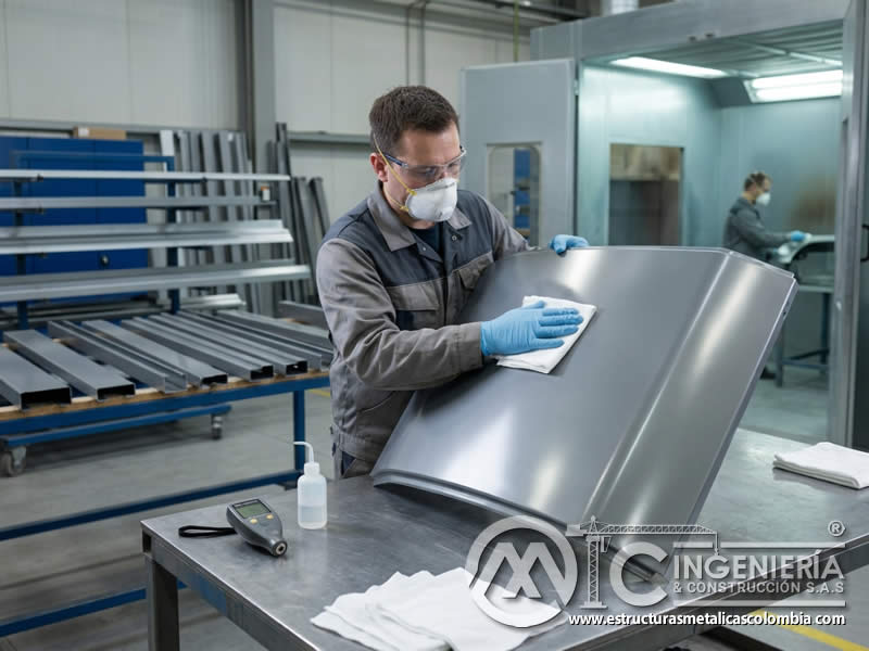 Mantenimiento de pintura poliuretánica en superficies industriales en Bogotá, Colombia. Montajes, Ingeniería y Construcción. MIC SAS.