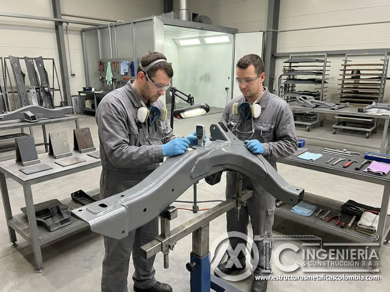 Pintura poliuretánica en chasis y componentes industriales en Bogotá, Colombia. Montajes, Ingeniería y Construcción. MIC SAS.