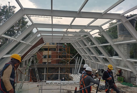 Estructuras de acero y vidrio para techos metálicos en Bogotá, Colombia. Montajes, Ingeniería y Construcción MIC SAS.