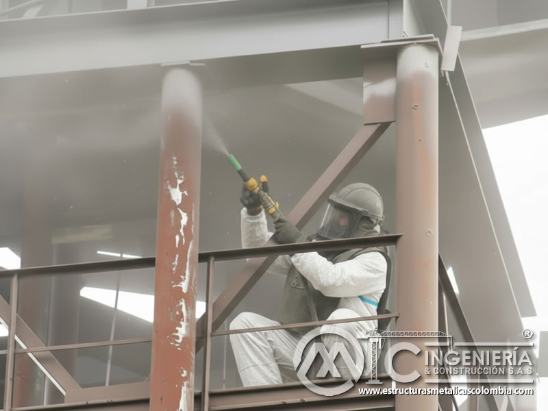Chorreado abrasivo de columna metálica en estructura industrial en Bogotá, Colombia. Montajes, Ingeniería y Construcción. MIC SAS.