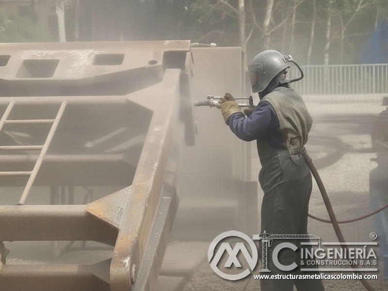 Chorreado abrasivo de estructura metálica y maquinaria industrial en Bogotá, Colombia. Montajes, Ingeniería y Construcción. MIC SAS.