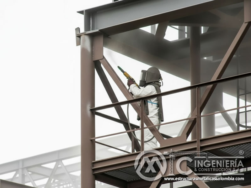 Sandblasting de estructura metálica de edificio en altura, limpieza industrial en Bogotá, Colombia. Montajes, Ingeniería y Construcción. MIC SAS.
