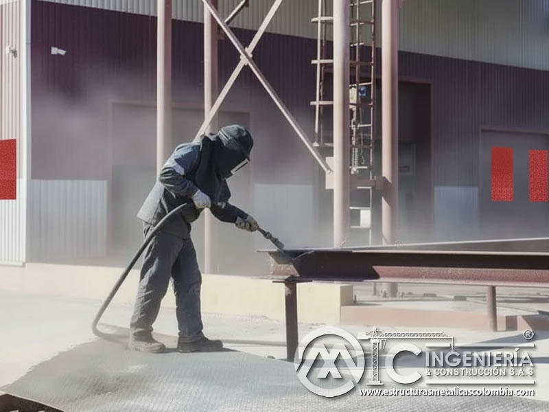 Sandblasting de láminas y perfiles metálicos, preparación de superficie en Bogotá, Colombia. Montajes, Ingeniería y Construcción. MIC SAS.