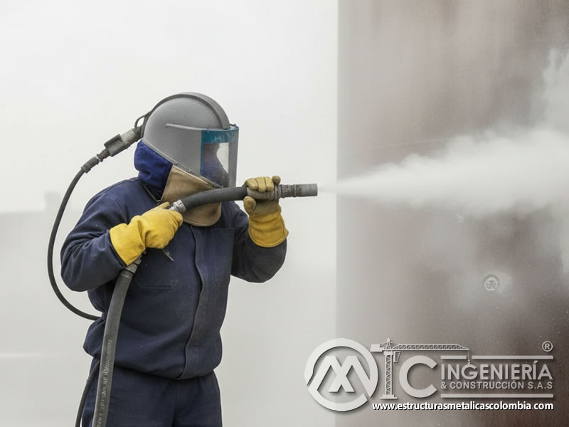 Sandblasting con operario y equipo de protección en chorro abrasivo en Bogotá, Colombia. Montajes, Ingeniería y Construcción. MIC SAS.