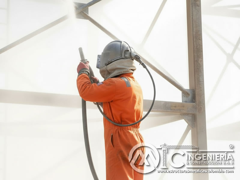 Sandblasting de torre de estructura metálica reticulada en altura en Bogotá, Colombia. Montajes, Ingeniería y Construcción. MIC SAS.