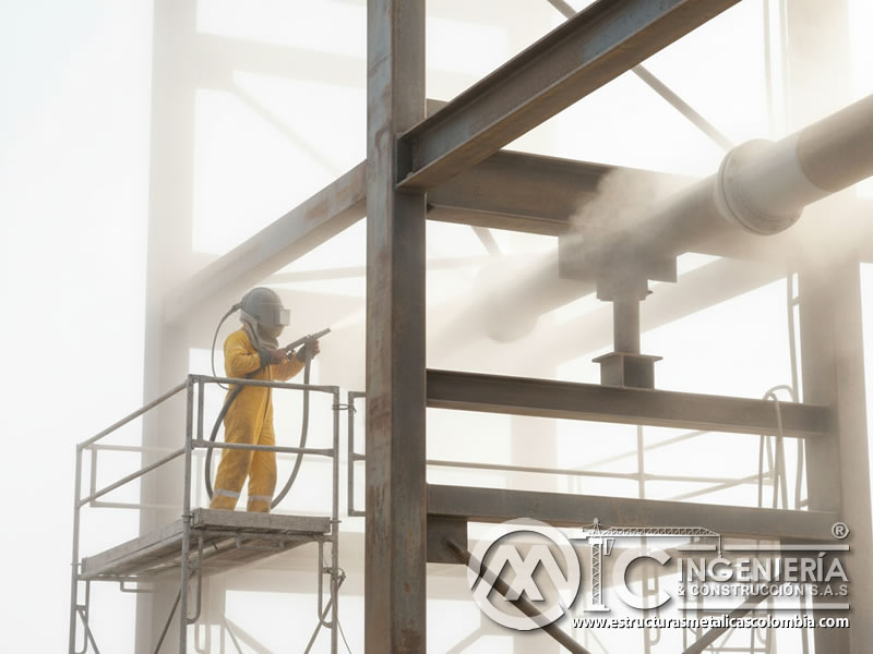 Sandblasting de tuberías en estructura metálica de planta industrial en Bogotá, Colombia. Montajes, Ingeniería y Construcción. MIC SAS.