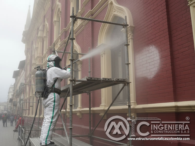 Chorreado Fachada Ornamental Blanco Rojo Remocion Pintura En Bogota Colombia en Bogotá, Colombia. Montajes, Ingeniería y Construcción. MIC SAS.