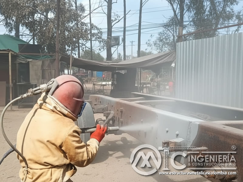 Arenado Chasis Trailer Remocion Oxido Severo En Bogota Colombia en Bogotá, Colombia. Montajes, Ingeniería y Construcción. MIC SAS.