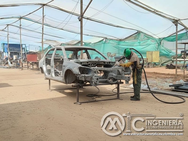 Sandblasting Carroceria Sedan Moderno Arenado En Bogota Colombia en Bogotá, Colombia. Montajes, Ingeniería y Construcción. MIC SAS.