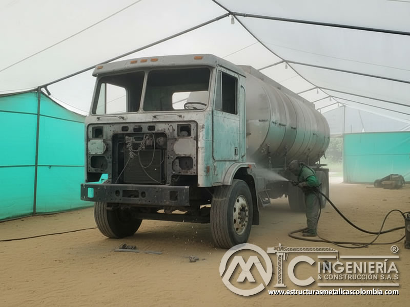 Arenado Tractomula Cisterna Tanque Combustible En Bogota Colombia en Bogotá, Colombia. Montajes, Ingeniería y Construcción. MIC SAS.