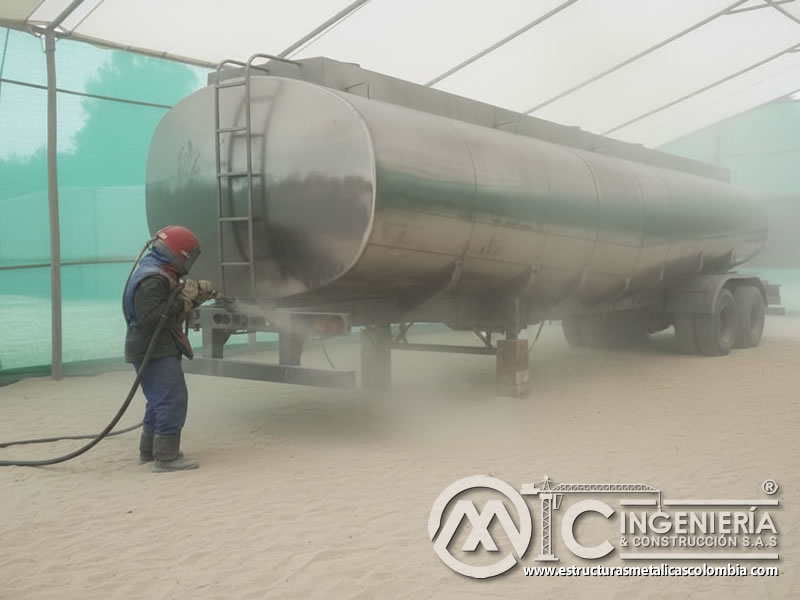 Sandblasting Semirremolque Cisterna Tanque Combustible En Bogota Colombia en Bogotá, Colombia. Montajes, Ingeniería y Construcción. MIC SAS.