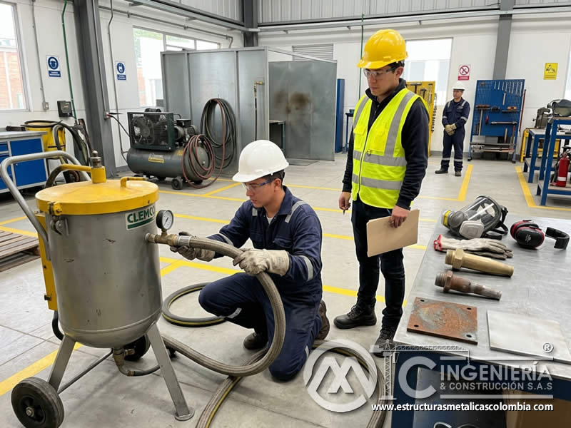 Evaluación de operación del equipo de sandblasting en Bogotá, Colombia. Montajes, Ingeniería y Construcción. MIC SAS.