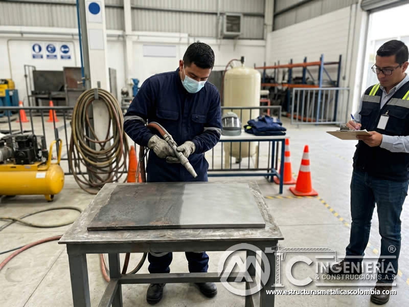 Demostración controlada de operario de sandblasting en Bogotá, Colombia. Montajes, Ingeniería y Construcción. MIC SAS.