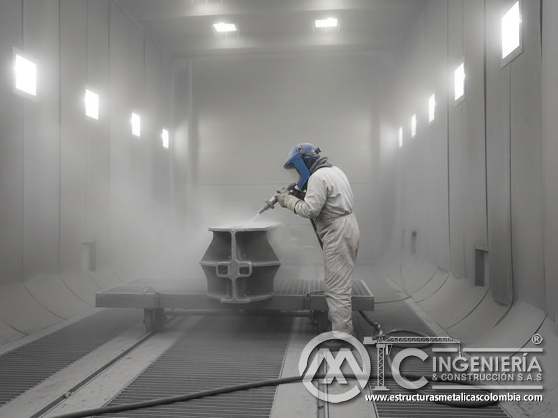 Arenado de perfil metálico en cabina con extracción de polvo en Bogotá, Colombia. Montajes, Ingeniería y Construcción. MIC SAS.