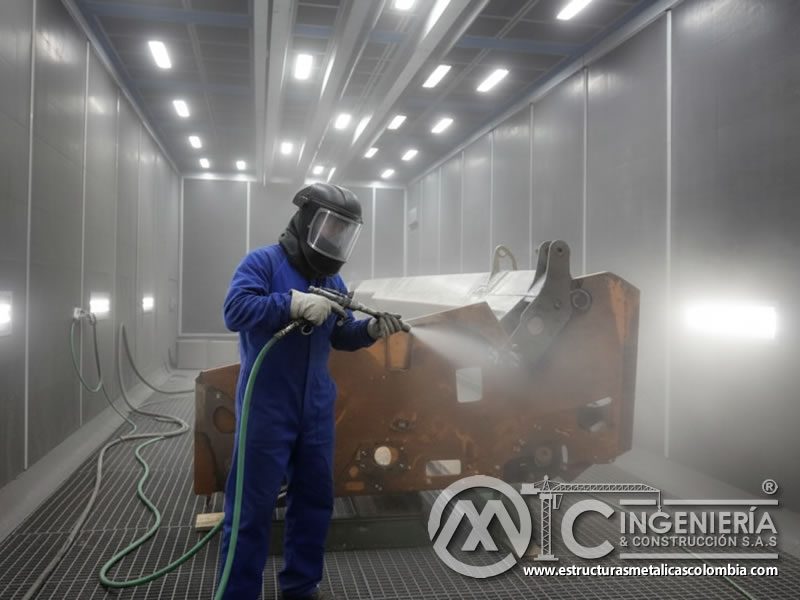 Chorreado abrasivo de maquinaria en cabina con luminarias LED en Bogotá, Colombia. Montajes, Ingeniería y Construcción. MIC SAS.