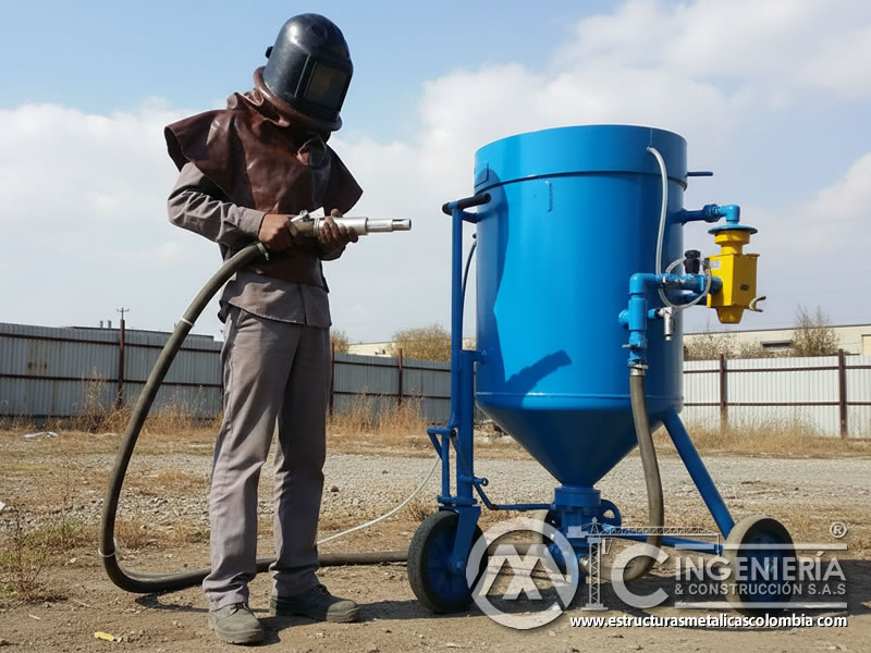 Arenado con boquilla y mangueras de aire comprimido en Bogotá, Colombia. Montajes, Ingeniería y Construcción. MIC SAS.