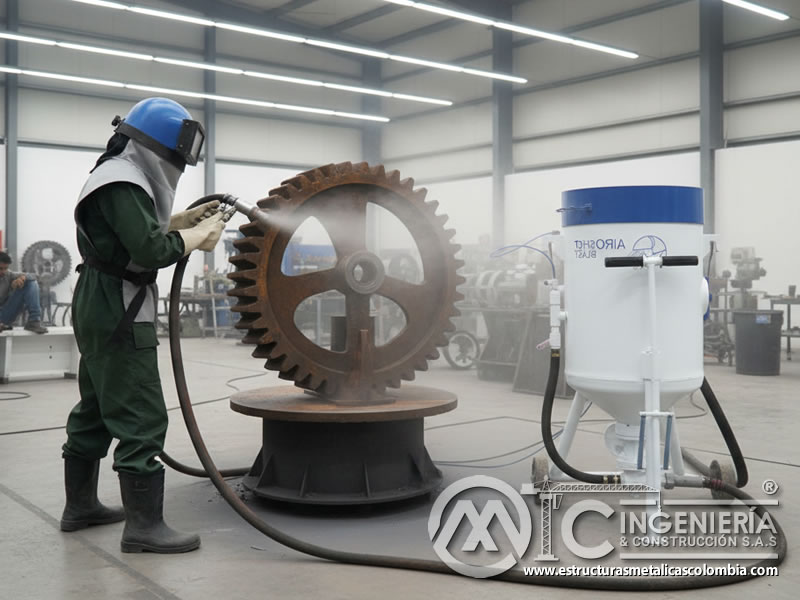 Limpieza de metales con proyección abrasiva en taller industrial en Bogotá, Colombia. Montajes, Ingeniería y Construcción. MIC SAS.
