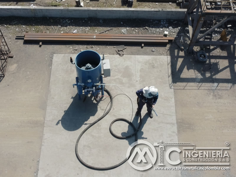 Samblasteo industrial con compresor de aire en obra civil en Bogotá, Colombia. Montajes, Ingeniería y Construcción. MIC SAS.