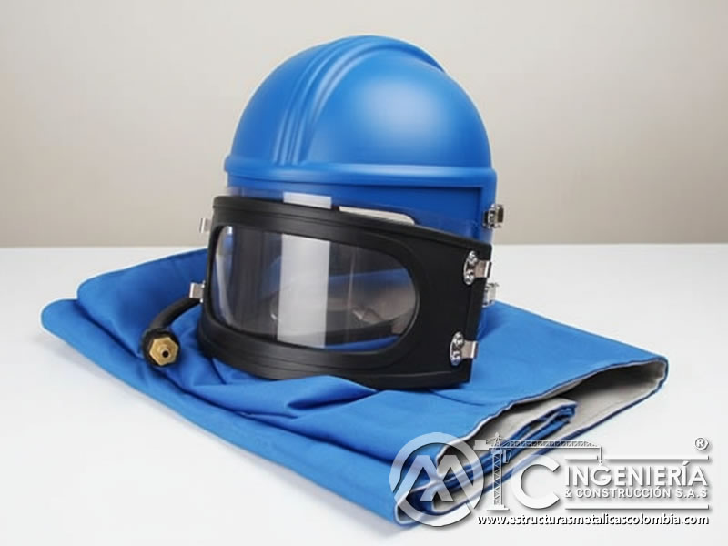 Casco azul con capucha y visor para la protección en el arenado en Bogotá, Colombia. Montajes, Ingeniería y Construcción. MIC SAS.